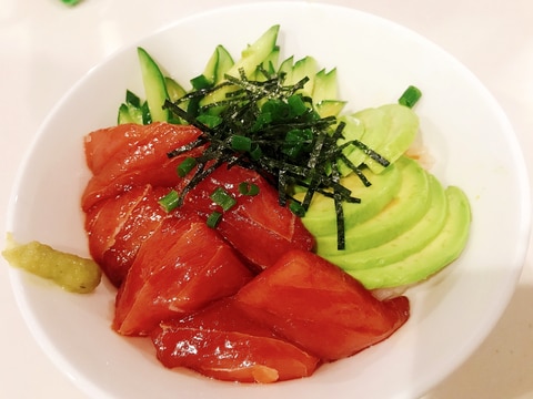 切って盛り付けるだけ☆簡単マグロ丼☆